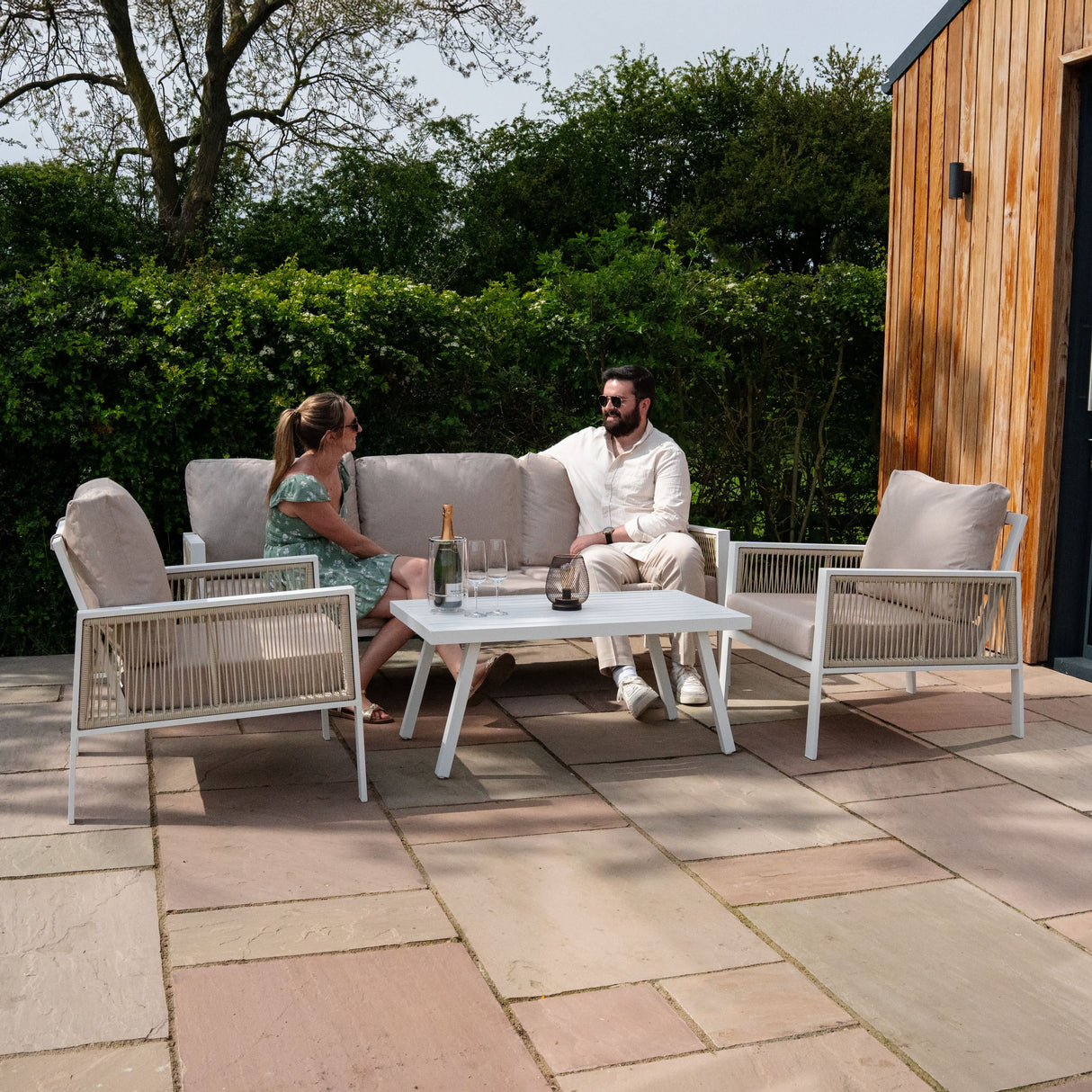 Lot de Salon de Jardin 4 Pièces en Aluminium Blanc & Coffre de Rangement 582 L en Rotin Noir