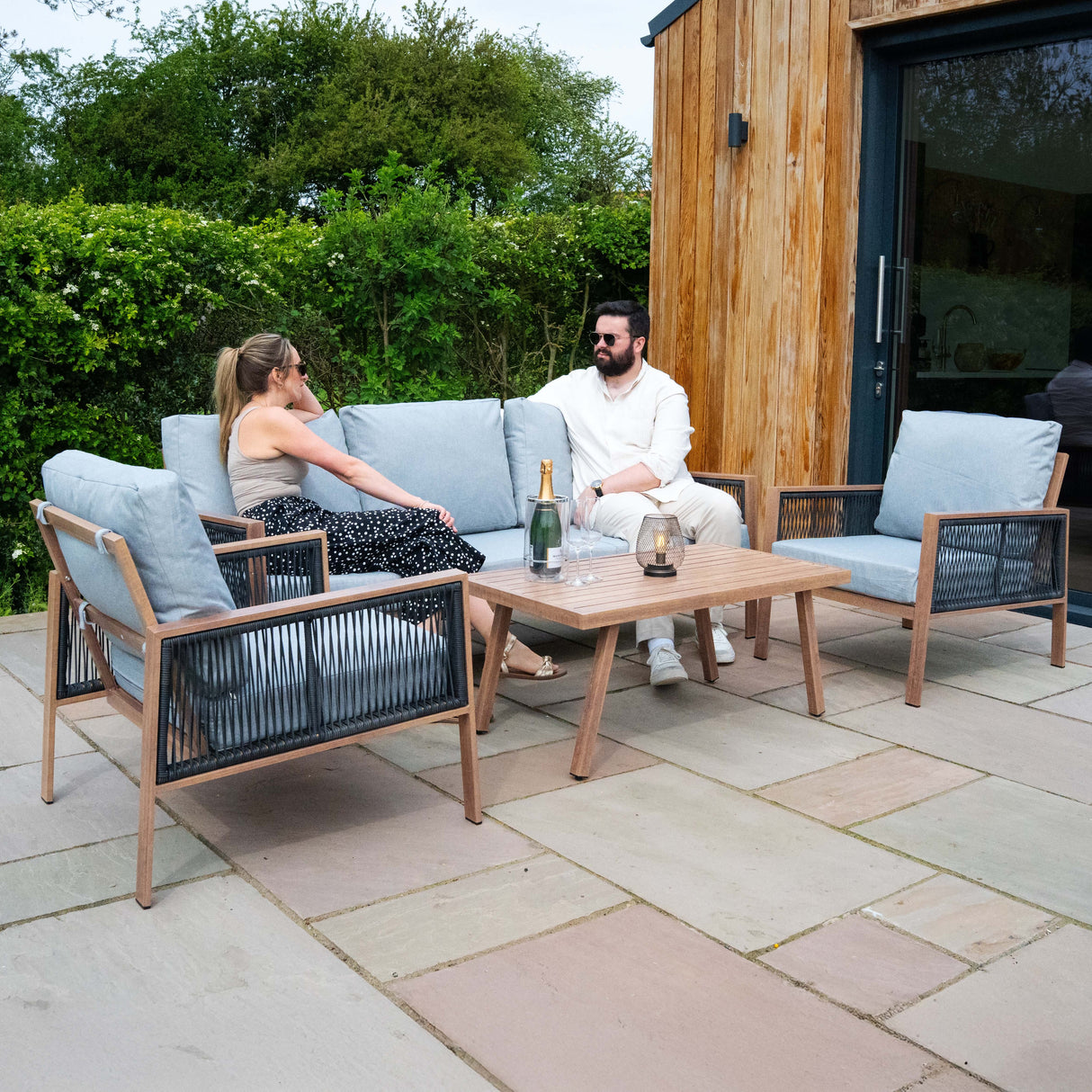 Lot de Salon de Jardin 4 Pièces en Aluminium Effet Bois & Coffre de Rangement 582 L en Rotin Noir