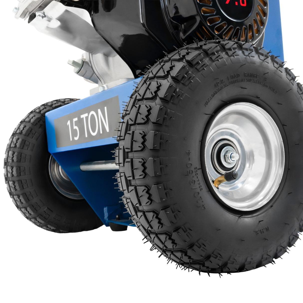 Roues robustes en caoutchouc noir avec motif de traction, supportant un fendeur de bûches compact de 15 tonnes, finition bleue et argentée