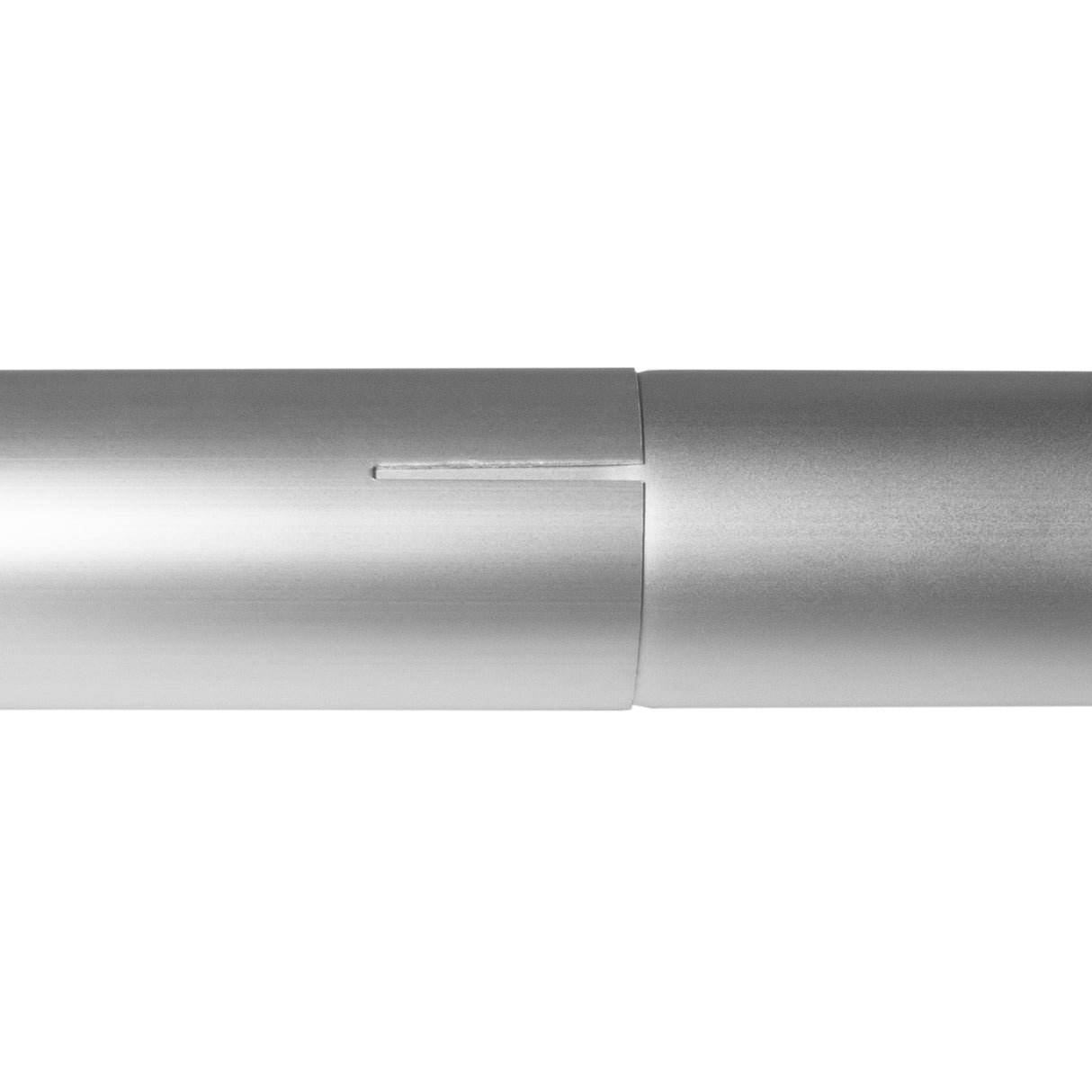 Perche en aluminium argenté, lisse et robuste, avec un système de verrouillage pour une utilisation facile et sécurisée dans les gouttières