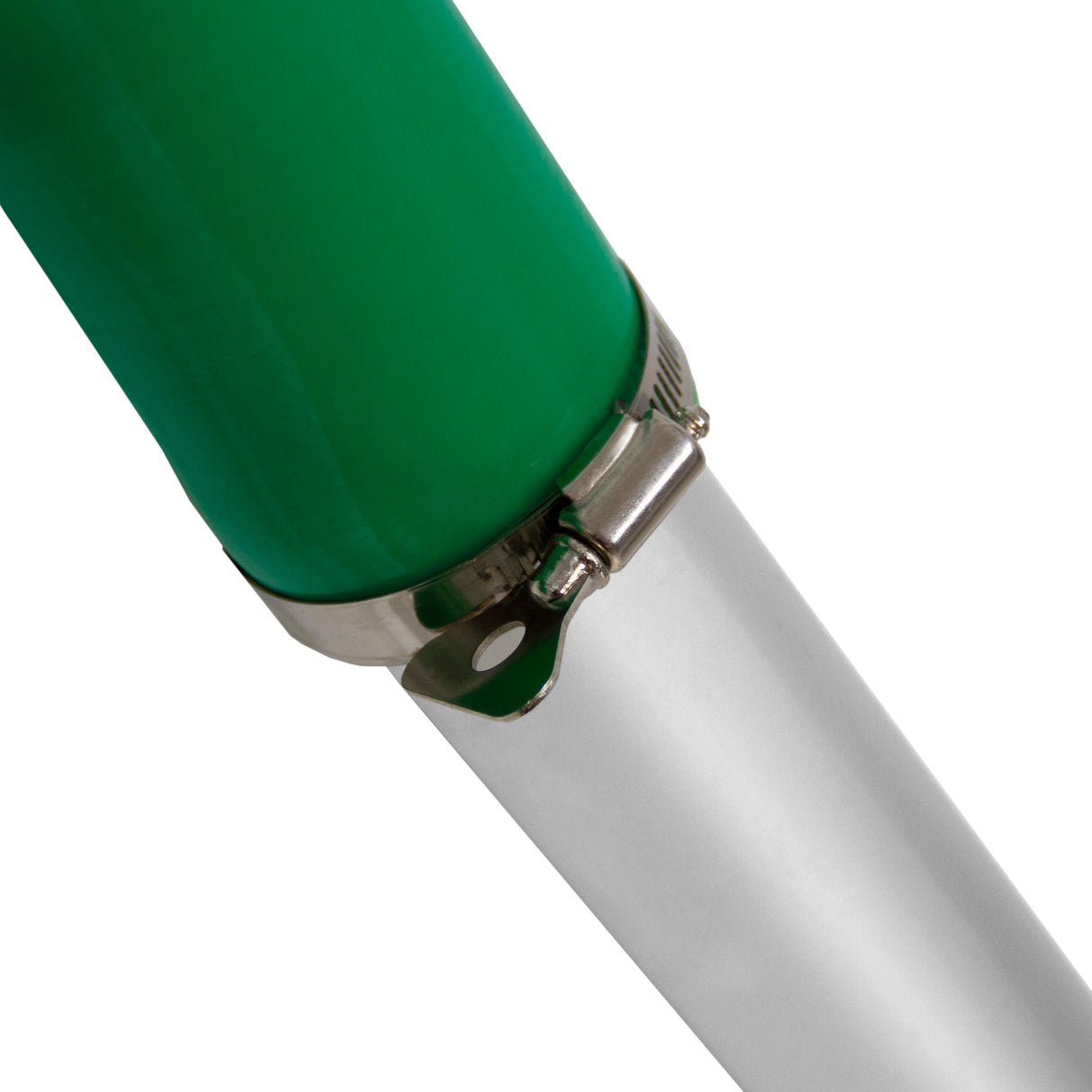 Embout en acier inoxydable brillant avec un collier en métal, fixé à un tube vert robuste pour aspirateur industriel