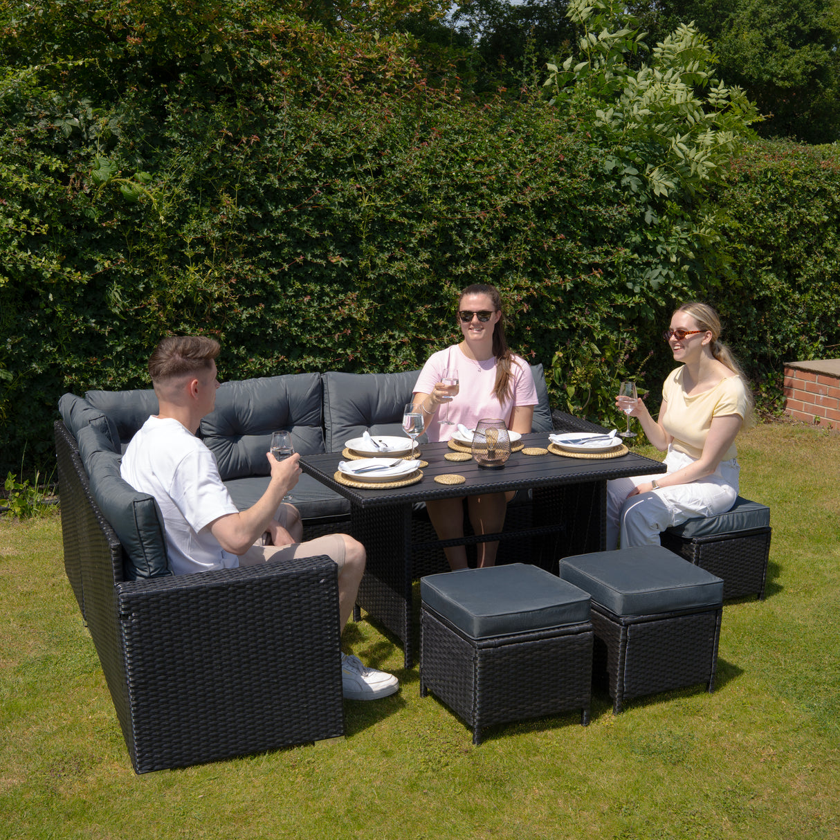 Salon de Jardin en Rotin & Table en Bois Composite - Noir