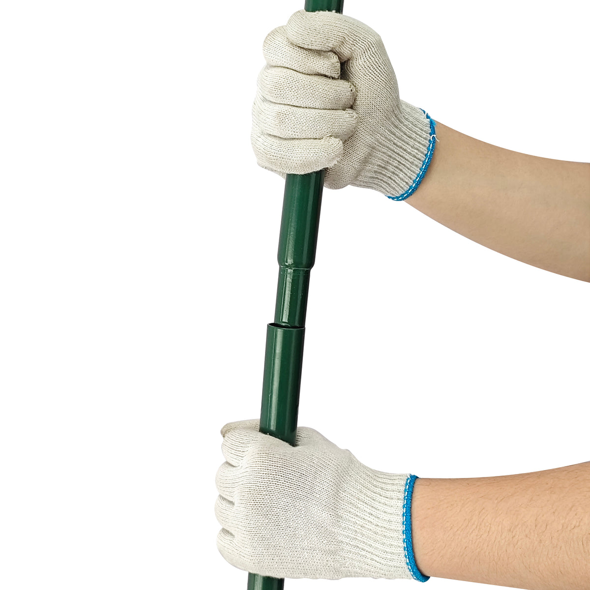 Niveleur de pelouse vert avec manche extensible, tenu par des mains gantées, mettant en avant sa texture et sa robustesse