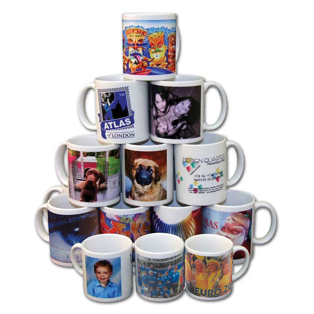 Tasses de sublimation blanches empilées, ornées de diverses images colorées, présentées dans des boîtes de présentation attrayantes