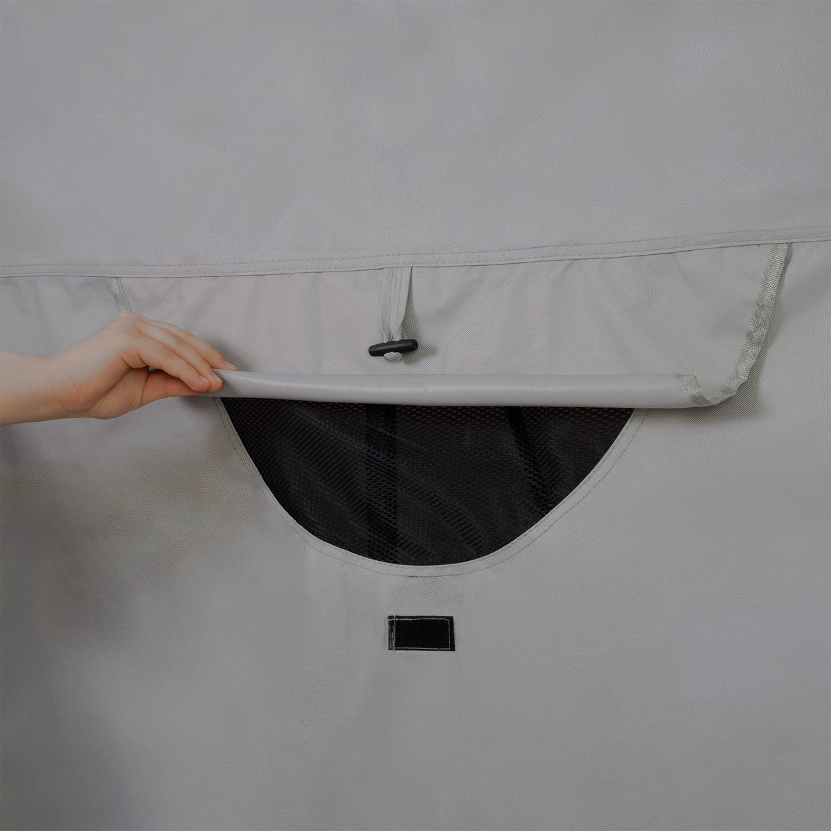 Tente de rangement moto grise avec une texture résistante, dotée d'une ouverture en filet pour une ventilation optimale
