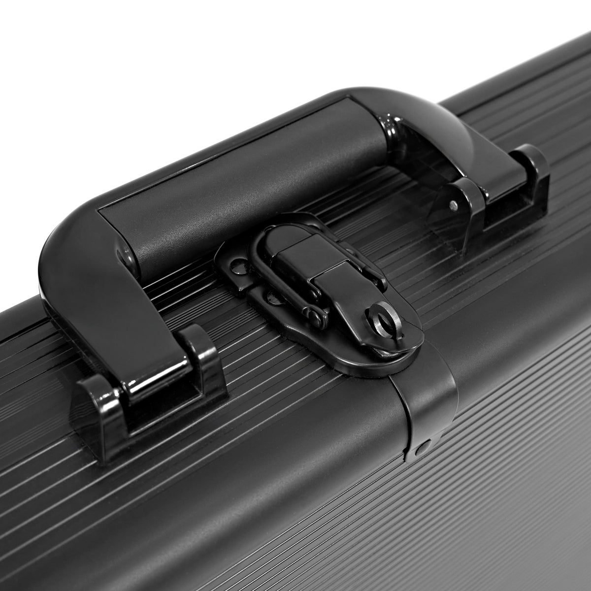 Malette noire en aluminium avec texture rayée, poignée robuste et fermoir sécurisé, idéale pour le transport d'objets précieux