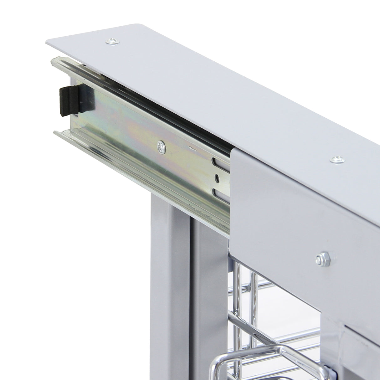 Paniers coulissants métalliques d’angle en finition argentée, avec rails robustes et design moderne, parfaits pour optimiser l’espace de rangement