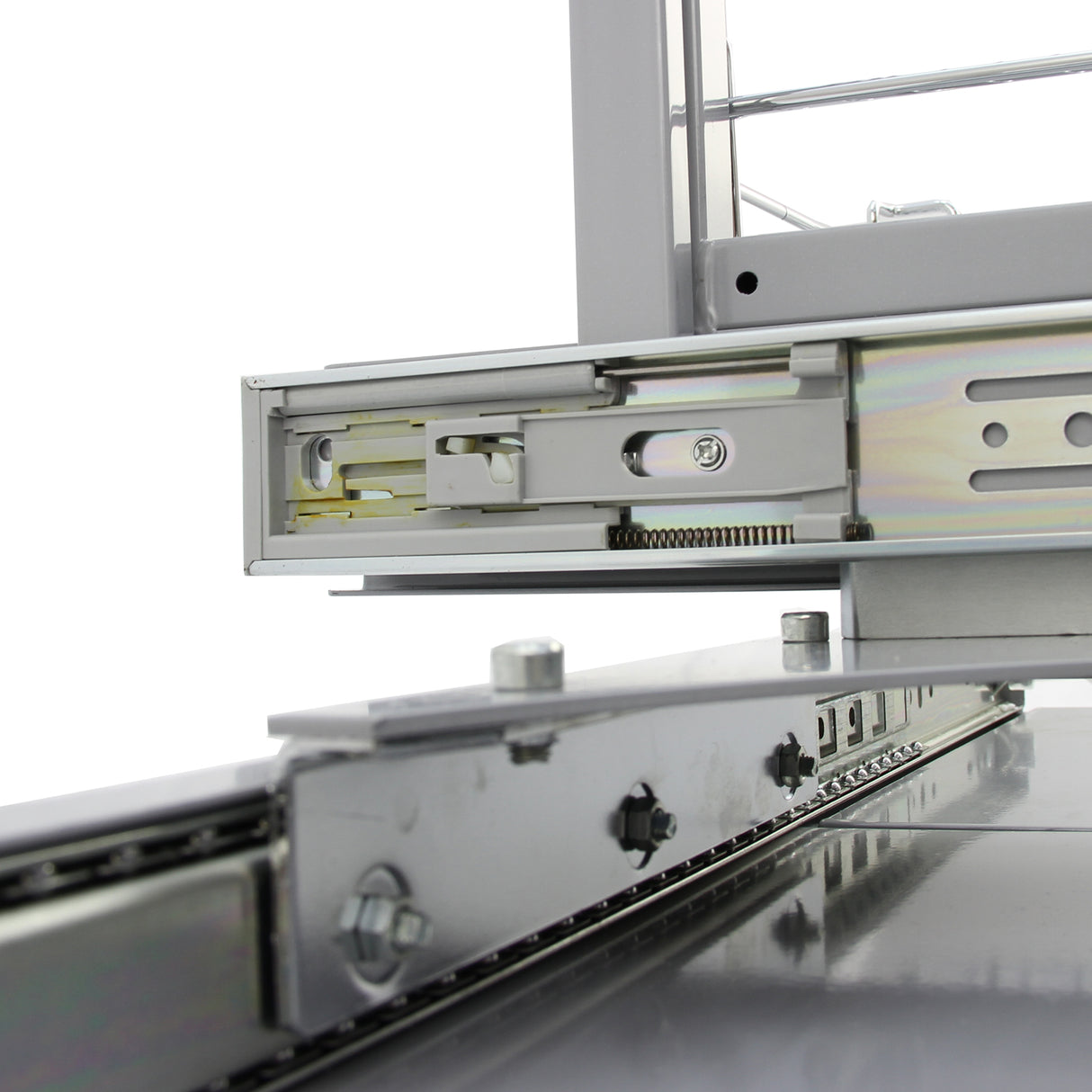 Paniers coulissants métalliques d'angle, finition argentée, avec glissières robustes et design moderne pour un rangement optimal