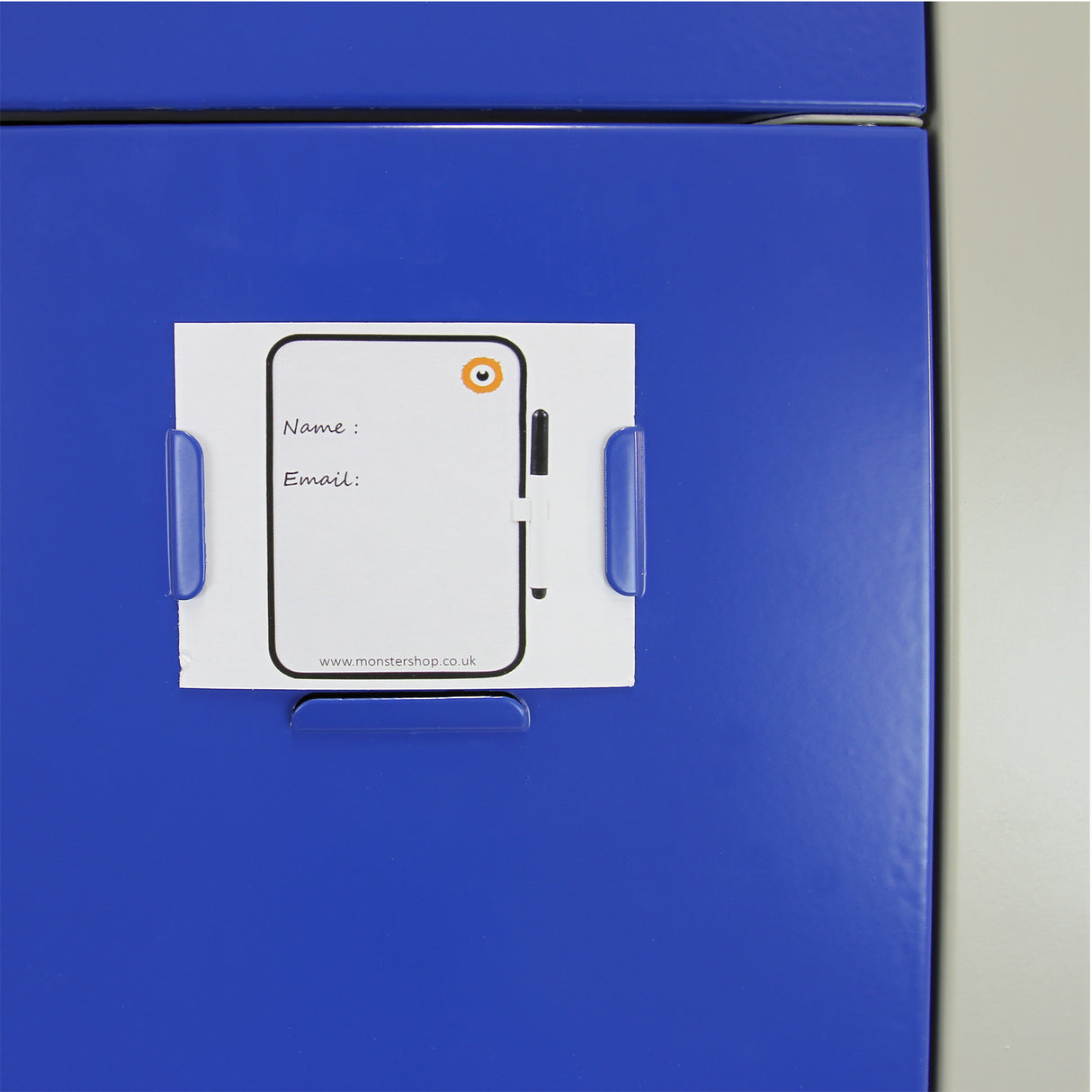 Casier de rangement en acier bleu avec trois portes, surface lisse et brillante, étiquette pour nom et email sur la porte