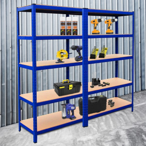 Rayonnages T-Rax en acier bleu de 75cm x 30cm x 150cm, avec étagères en bois, outils et accessoires bien organisés sur les niveaux