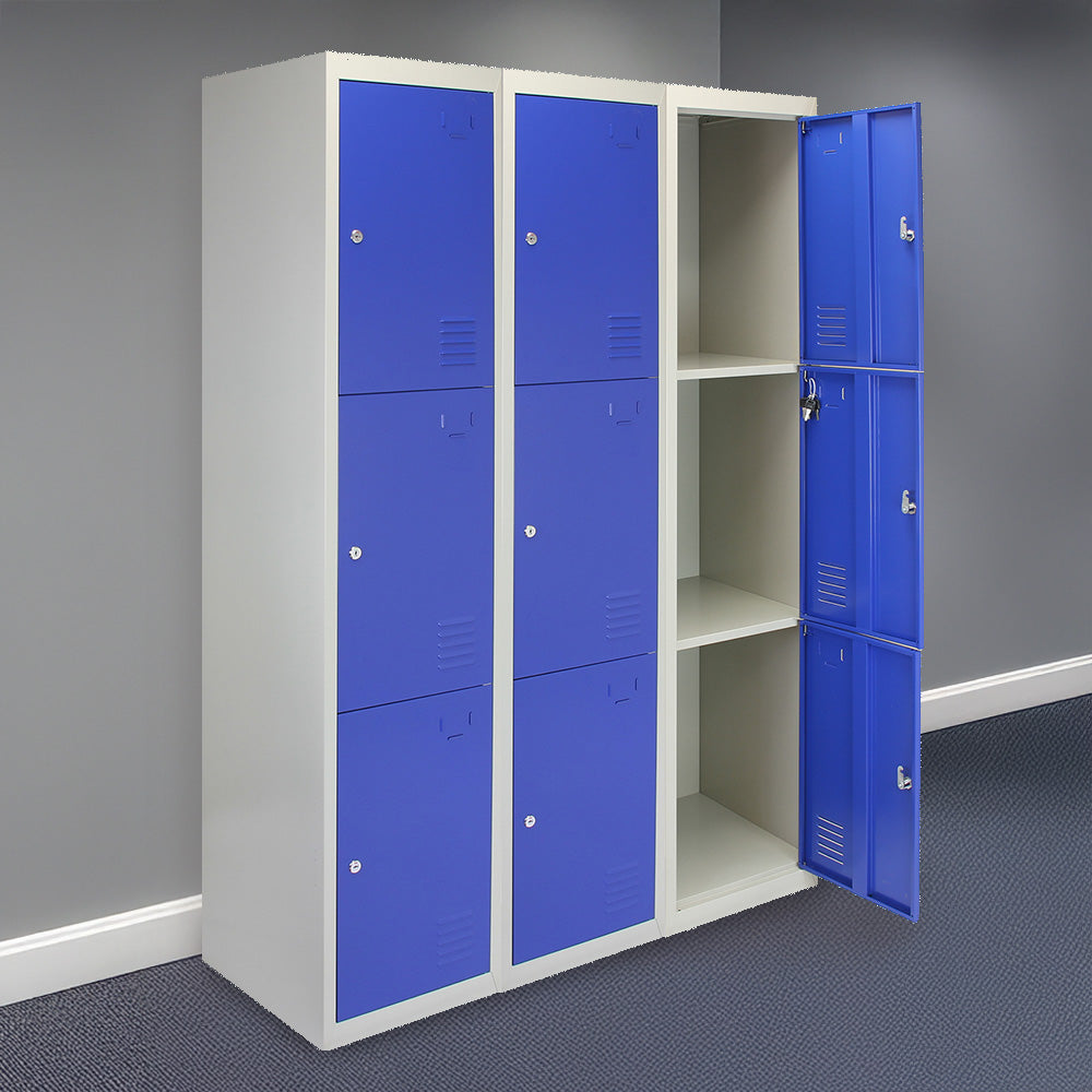 Casier de rangement en acier bleu avec trois portes, finition lisse, compartiments spacieux, idéal pour bureaux et vestiaires