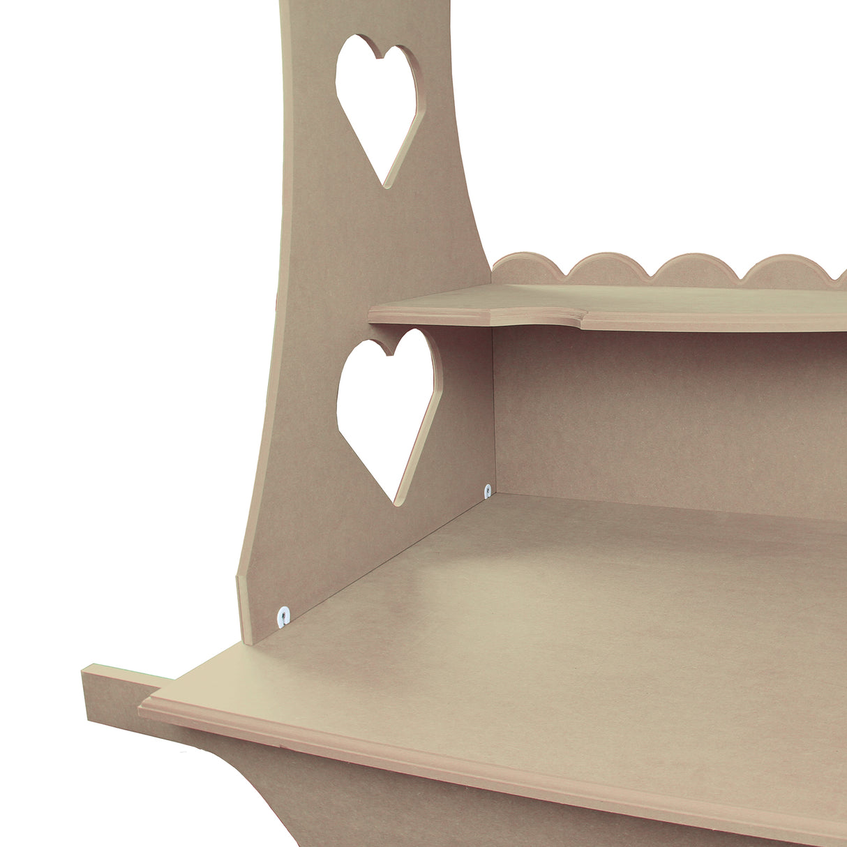 Chariot présentoir en bois clair avec étagères, décoré de cœurs découpés, idéal pour exposer des bonbons et friandises
