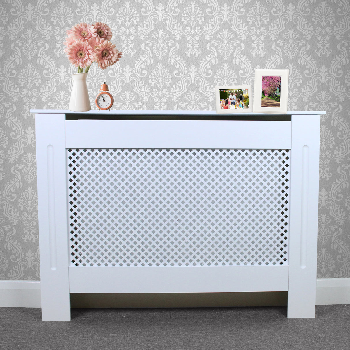 Cache radiateur en MDF blanc de 111,5 cm avec motif en treillis, décoré de fleurs roses et d'objets sur un fond gris élégant