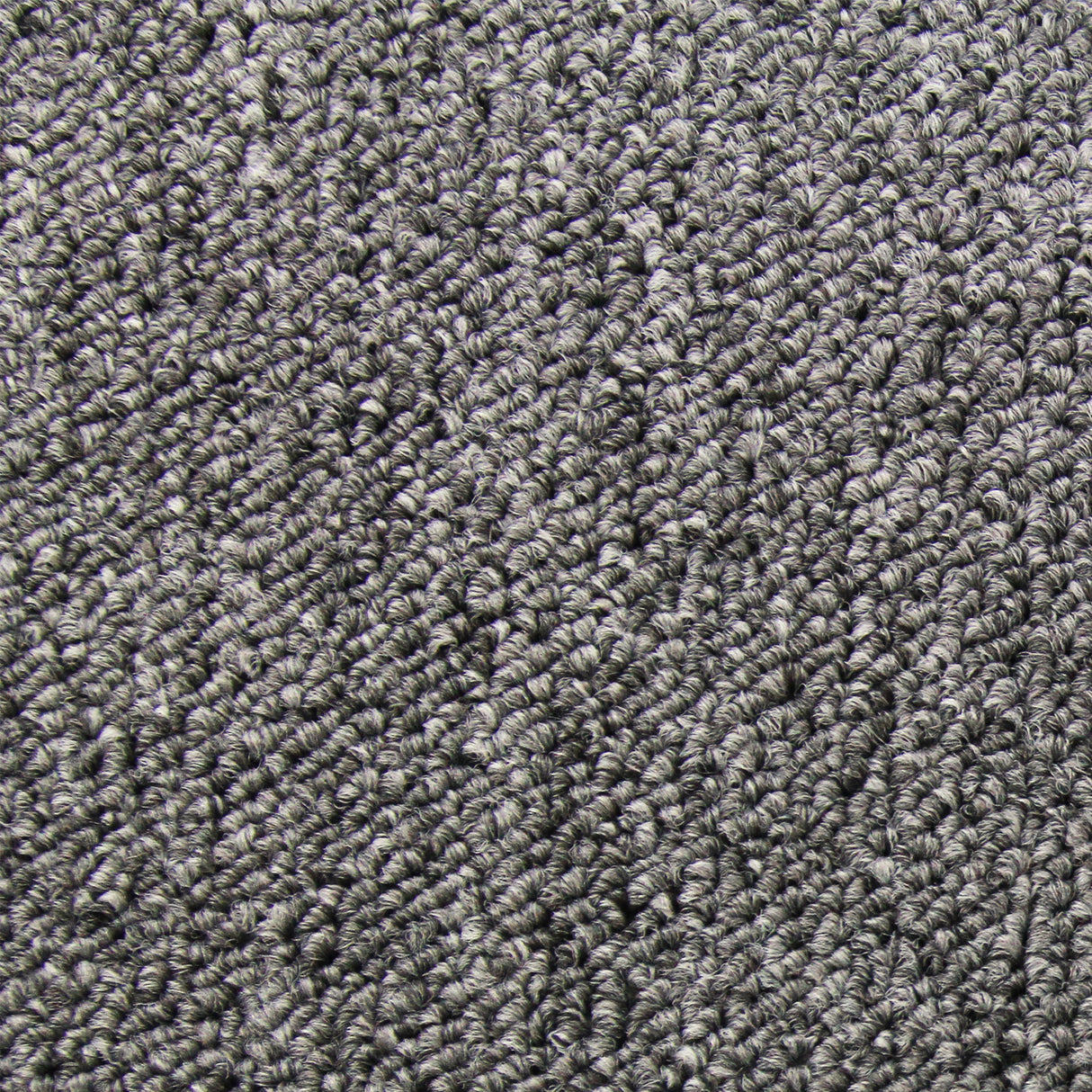 Dalles de moquette gris anthracite, texture douce et dense, avec un motif légèrement texturé, dimensions 50cm x 50cm