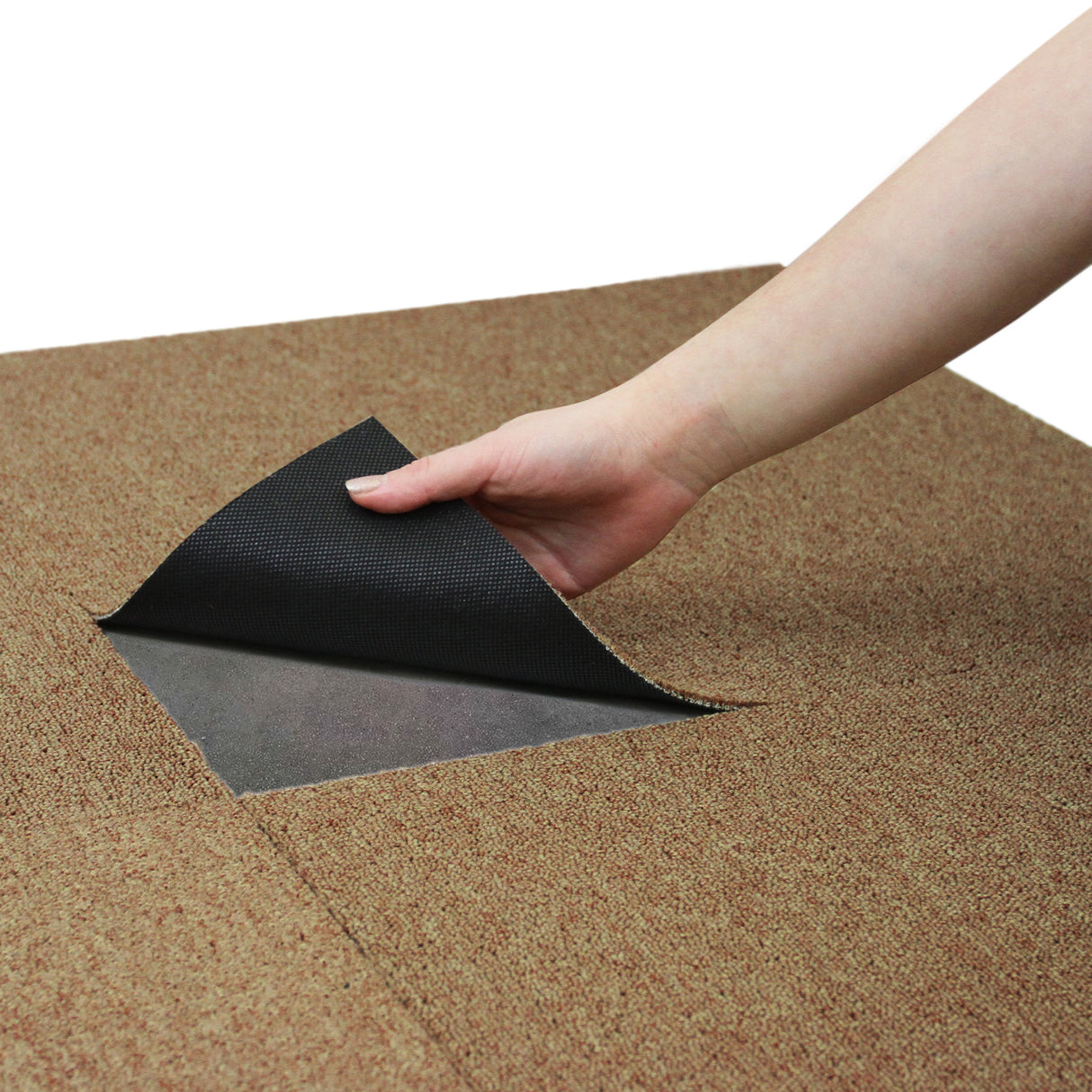 Dalle de moquette brun sable de 50 cm x 50 cm, texture douce, facile à installer, montrant une main soulevant un coin pour révéler le dessous