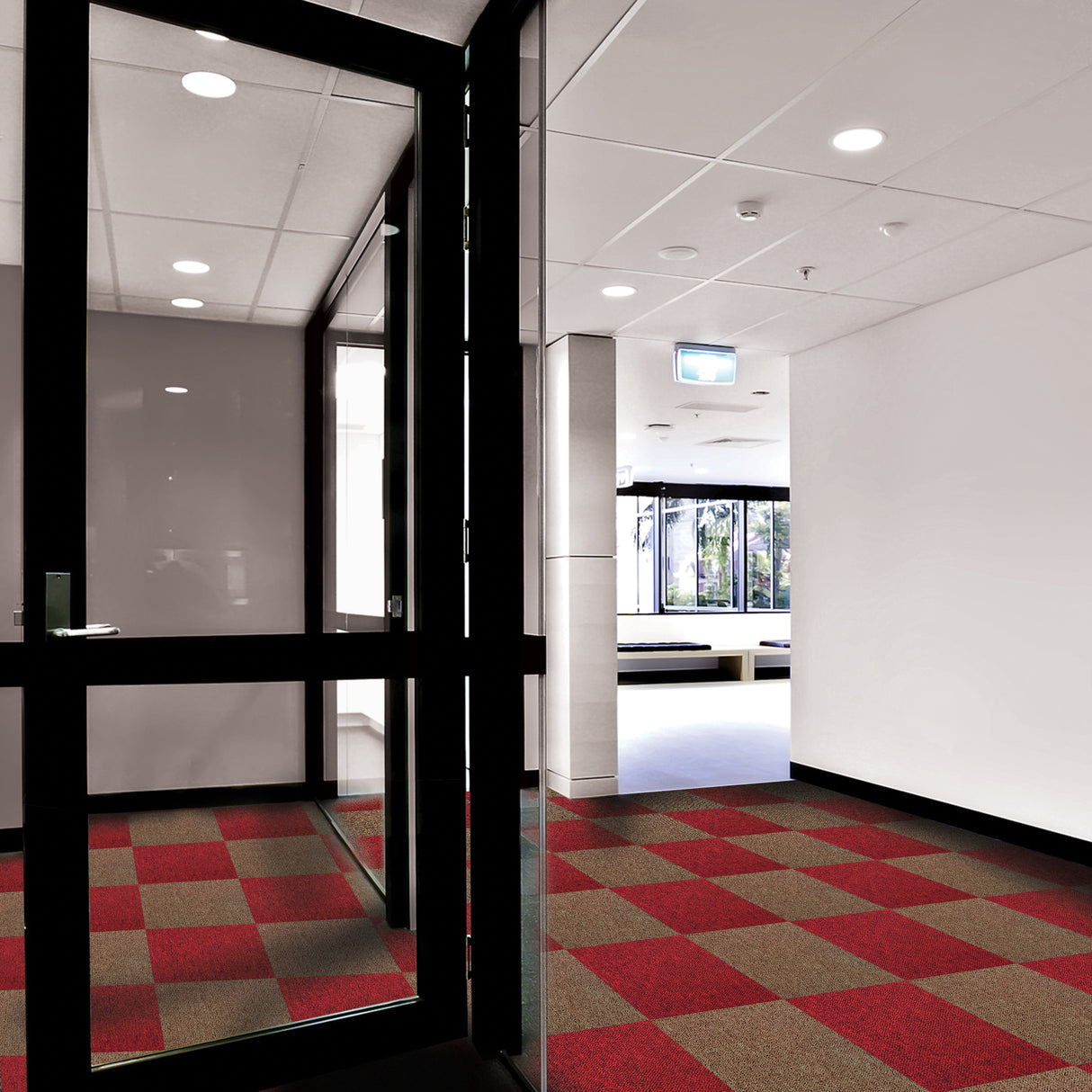 Dalles de moquette brun sable en carreaux de 50cm, texture douce, disposées en motif à carreaux dans un espace moderne et lumineux