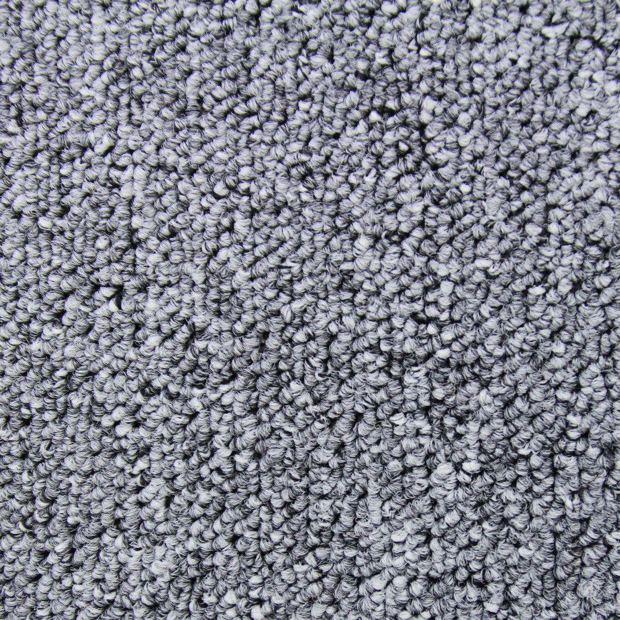 Dalles de moquette gris platine, texture douce et dense, conçues pour un revêtement de sol élégant et moderne de 50cm x 50cm