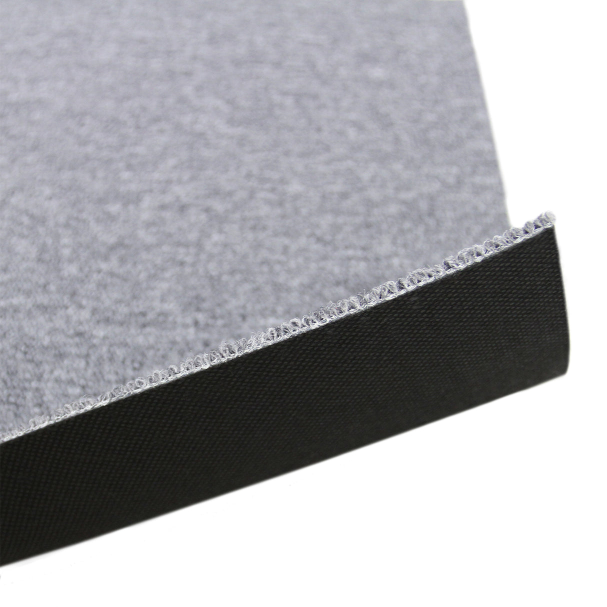 Dalle de moquette gris platine, texture douce, bord noir, dimensions 50cm x 50cm, idéale pour un revêtement de sol moderne et élégant