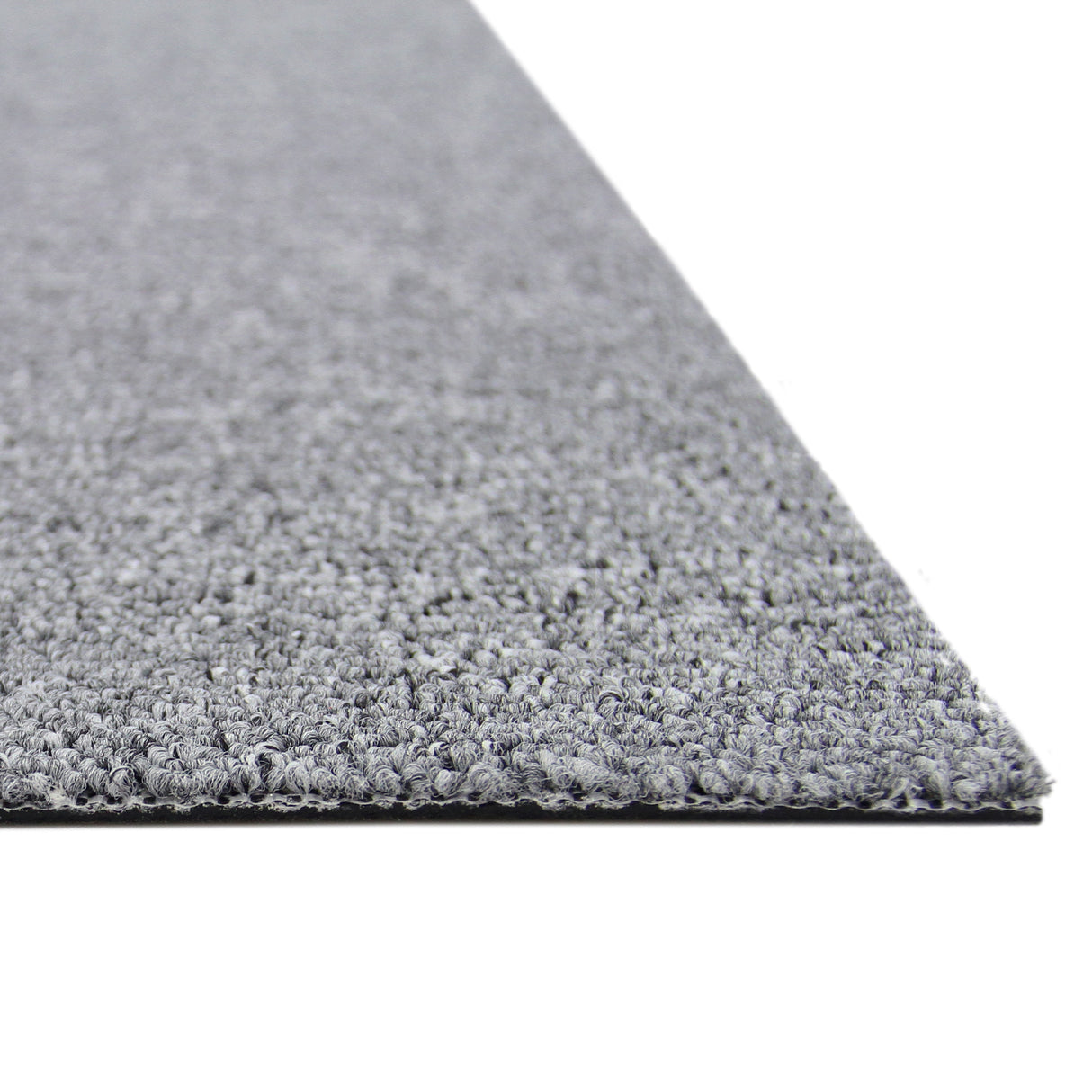 Dalles de moquette gris platine, texture douce et dense, dimensions 50cm x 50cm, parfaites pour un revêtement de sol élégant et moderne