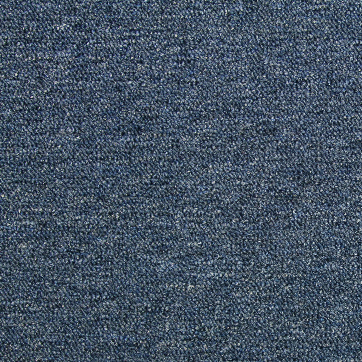 Dalles de moquette bleu tempête, texture douce et tissée, dimensions 50cm x 50cm, idéales pour un aménagement intérieur moderne