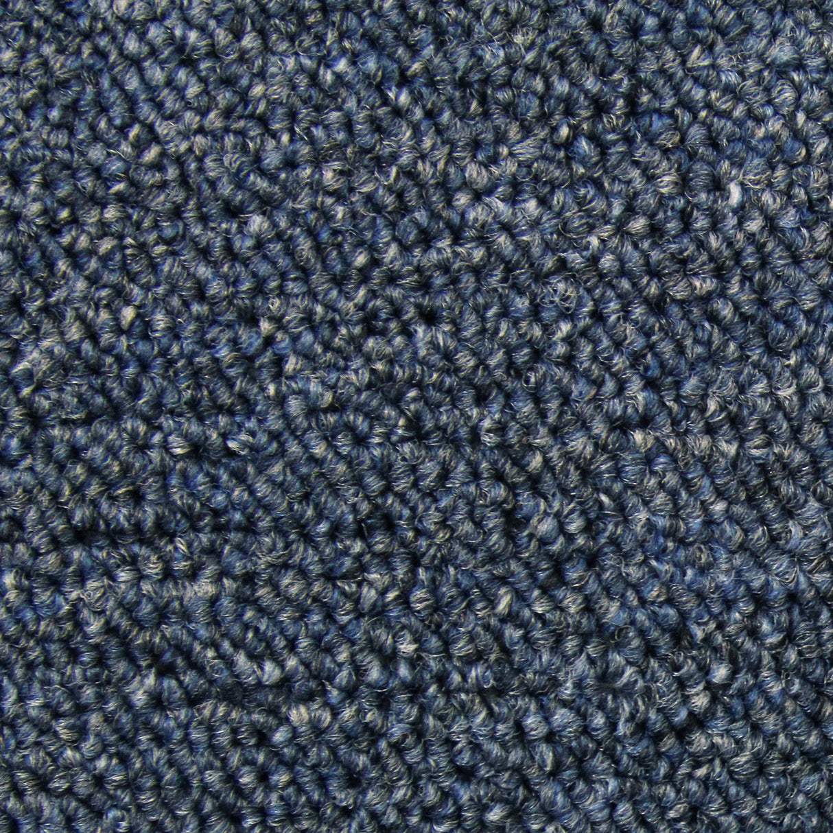 Dalles de moquette bleu tempête, texture douce et dense, dimensions 50cm x 50cm, parfaites pour un aménagement intérieur moderne
