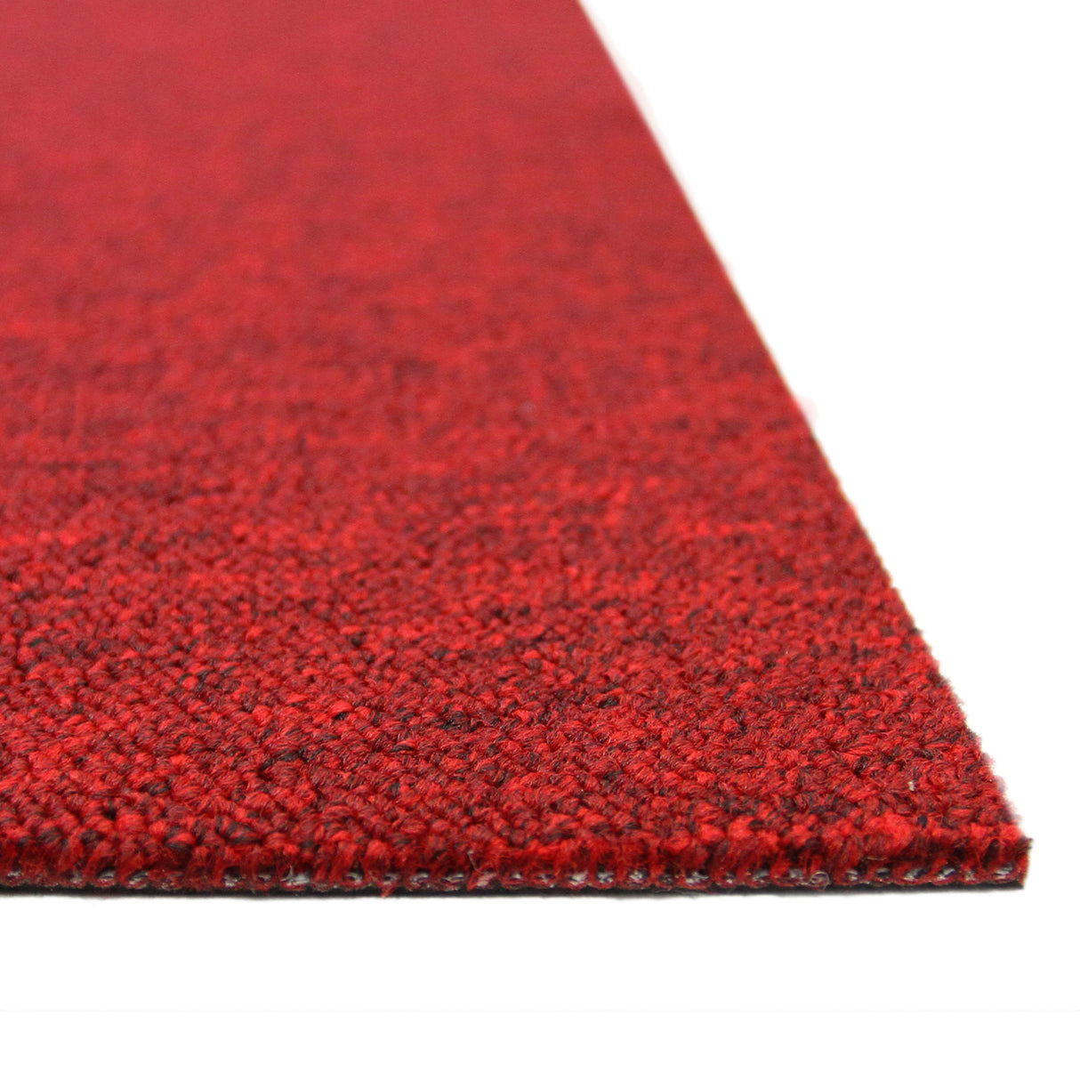 Dalles de moquette rouge écarlate, texture douce et dense, dimensions 50cm x 50cm, parfaites pour un revêtement de sol élégant et chaleureux