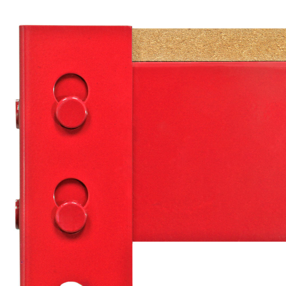 Établi de travail Q-Rax en acier rouge, avec une surface en bois clair, présentant des finitions lisses et des détails robustes