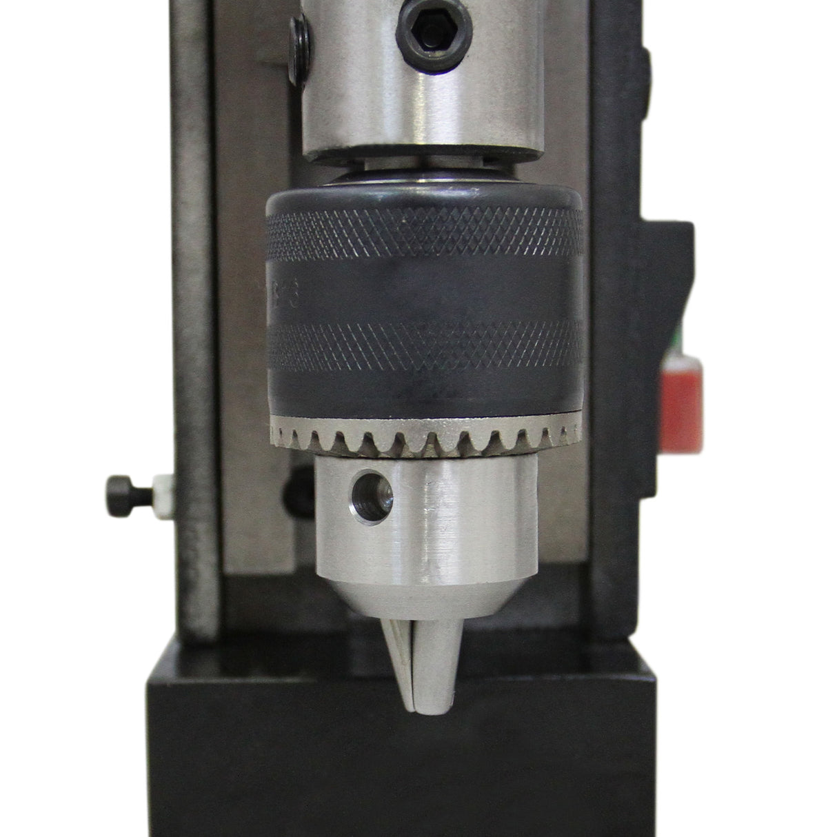 Perceuse carotteuse magnétique T-Mech avec mandrin en métal argenté et corps noir, conçue pour des perçages précis et puissants