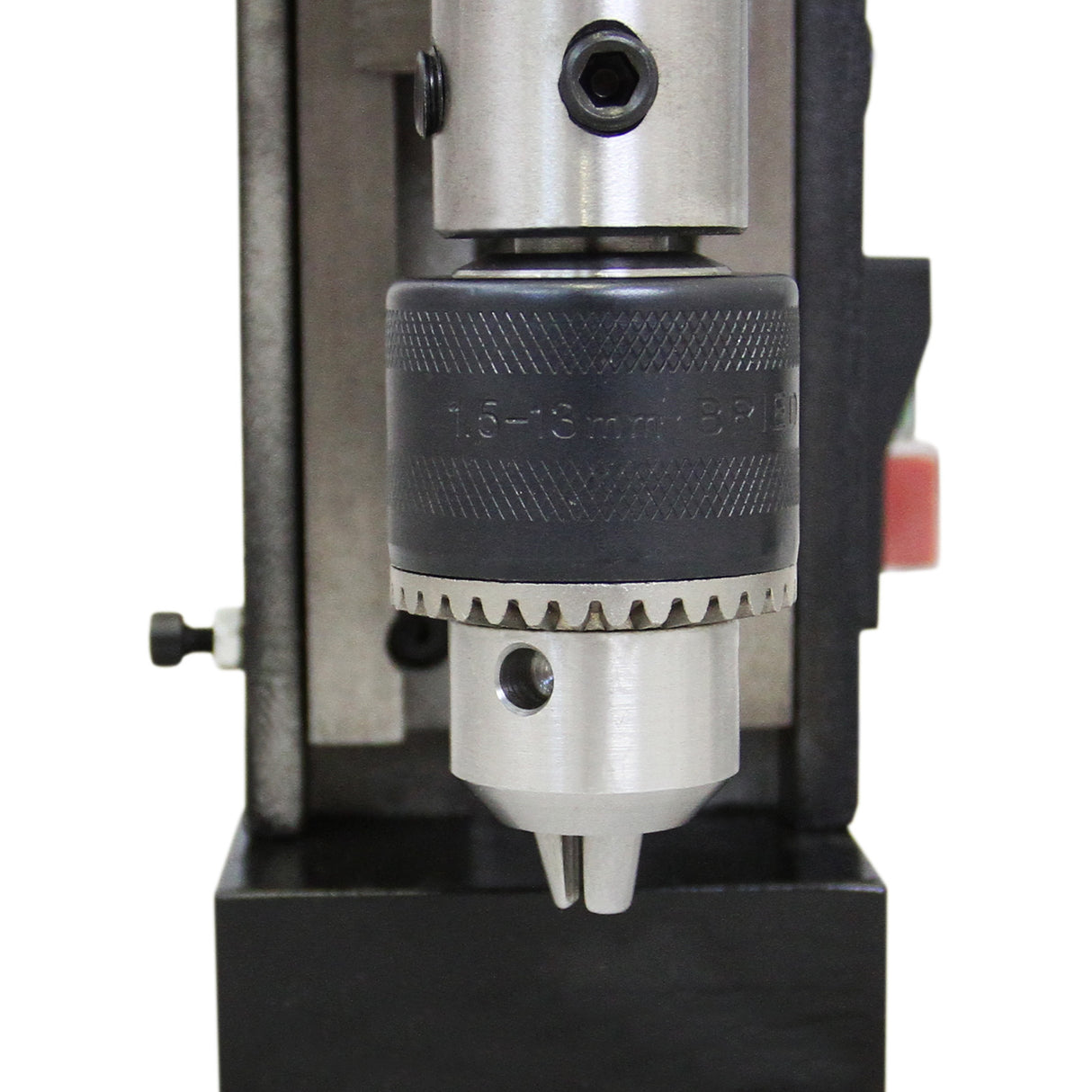 Perceuse carotteuse magnétique avec mandrin en métal argenté et corps noir, idéale pour le perçage précis de matériaux durs