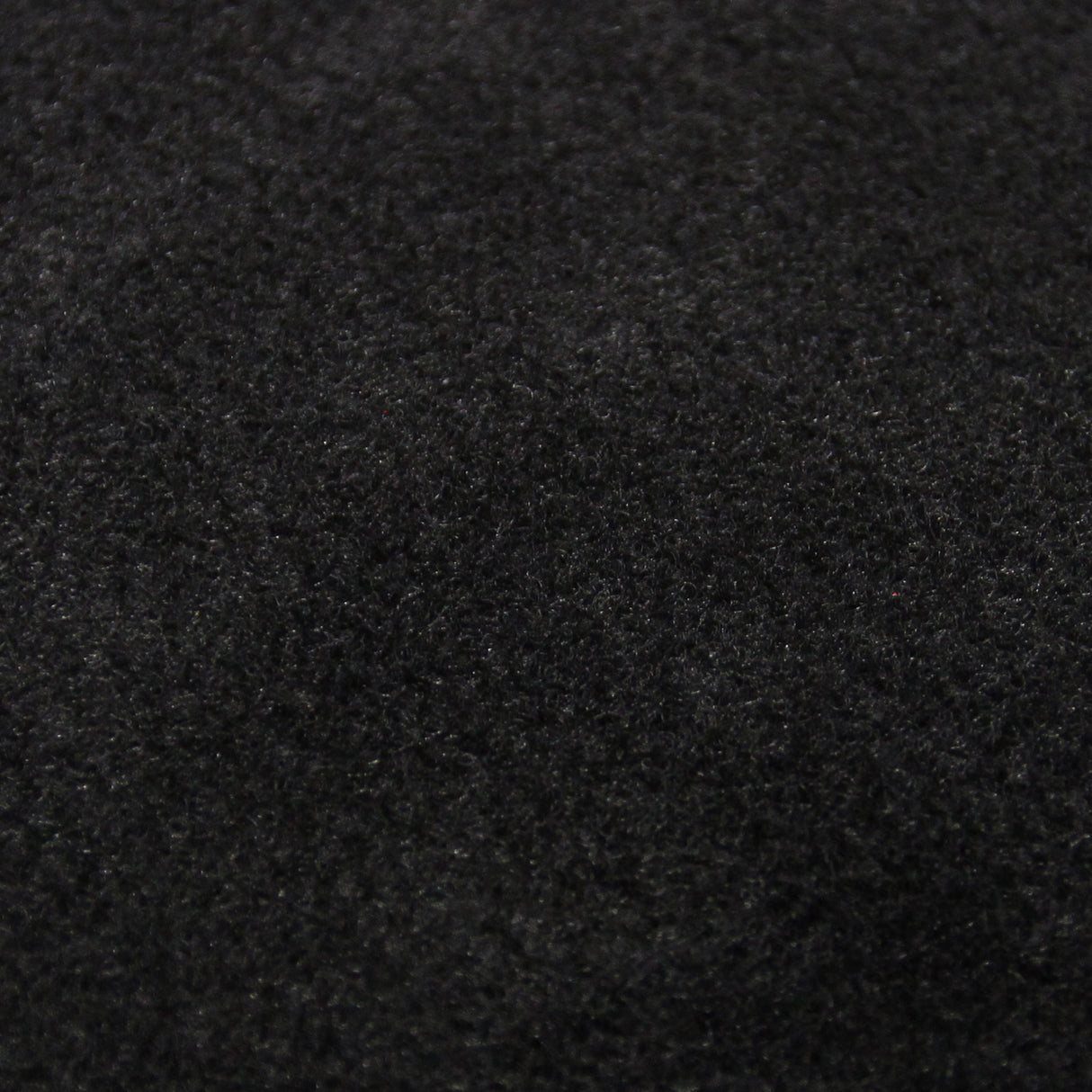 Doublure intérieure noire en matériau doux et texturé, idéale pour le confort et l'isolation dans un van ou un véhicule utilitaire