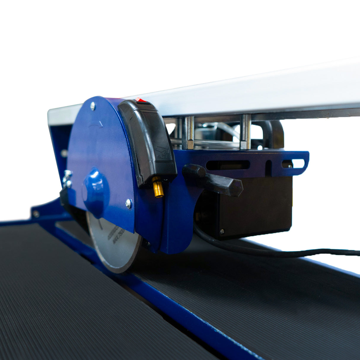Scie de carrelage sur table avec moteur bleu, lame circulaire en acier, surface de travail noire et robuste, design compact et fonctionnel