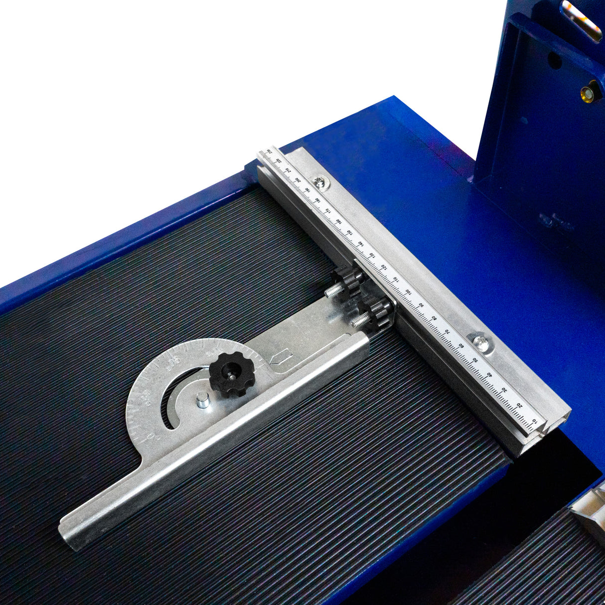 Scie de carrelage sur table avec lame de 920 mm, guide en métal, surface noire texturée et réglage précis pour coupes exactes
