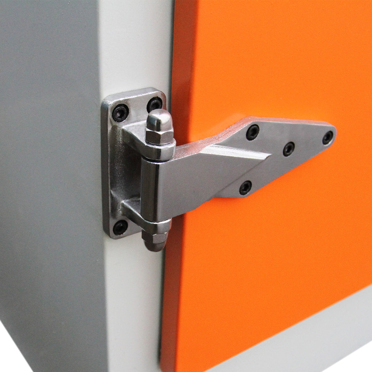 Charnière en métal argenté sur un four de séchage pour revêtement peinture, avec une finition orange et grise, robuste et durable