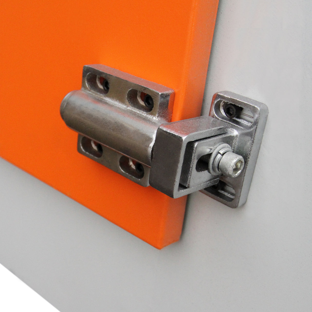 Charnière en métal argenté sur un four de séchage pour revêtement peinture, avec une finition orange vif et un design robuste