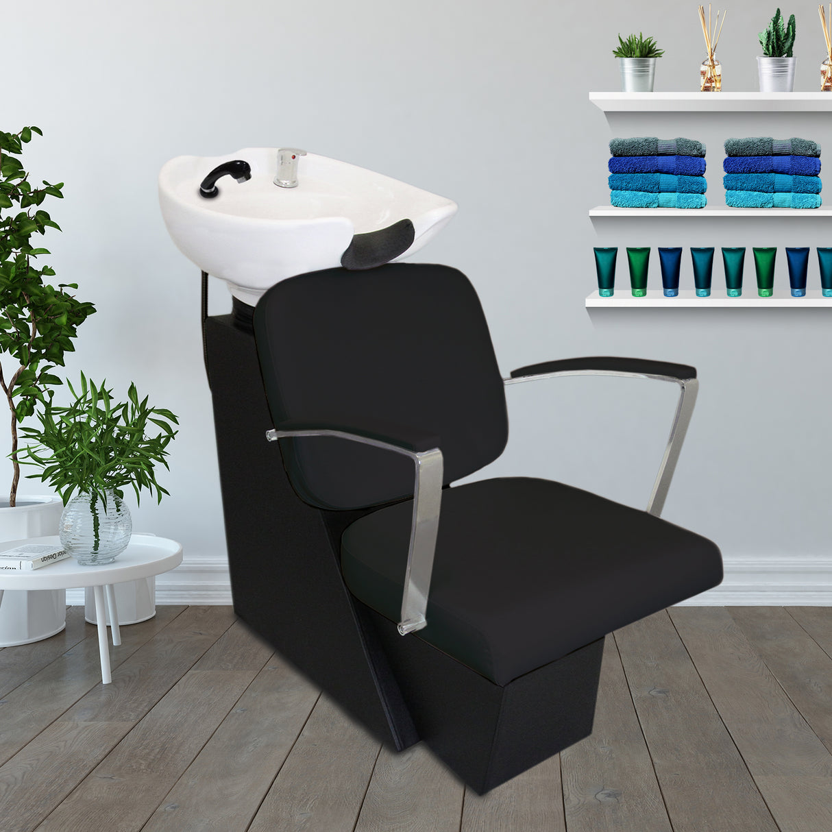 Fauteuil de salon de coiffure noir avec lavabo blanc, accoudoirs en métal, design moderne, idéal pour un espace de coiffure élégant