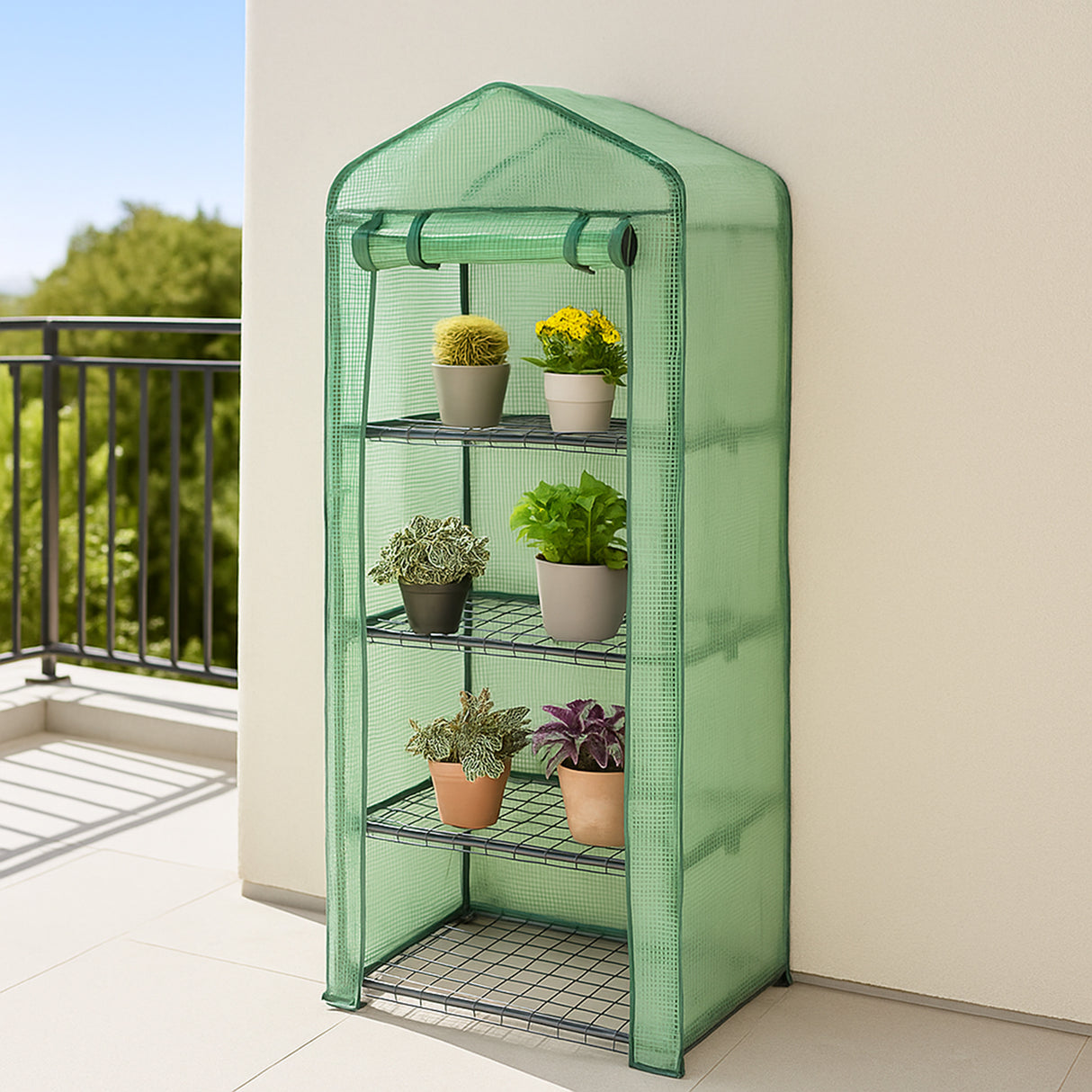 Mini serre à 4 étagères en métal avec couverture en PE verte, contenant des pots de fleurs colorés sur chaque niveau, idéal pour le jardinage urbain
