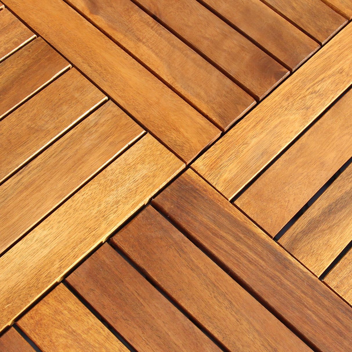 Dalles de terrasse en bois d'acacia, avec des nuances de brun et doré, présentant une texture lisse et des lattes bien alignées