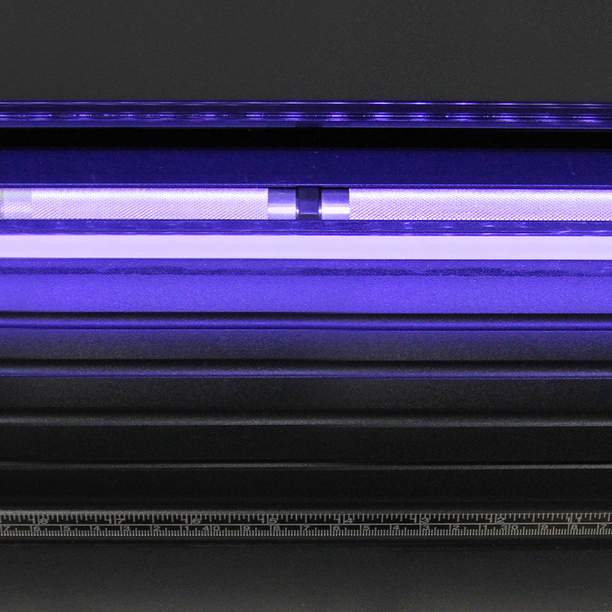 Presse à chaud plat PixMax avec éclairage violet, surface lisse et cadre noir, idéale pour le transfert de vinyles et la découpe