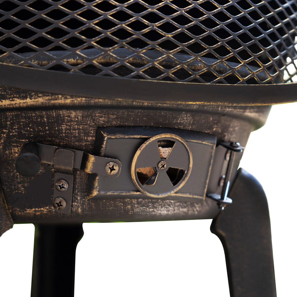 Cheminée de jardin en fonte noire avec grille métallique, finition vieillie et détails en métal, idéale pour les soirées en extérieur