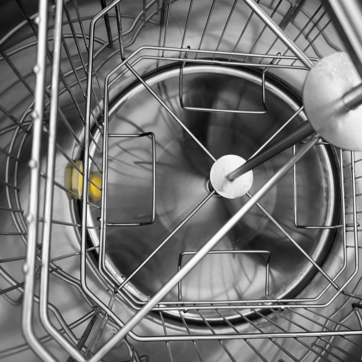 Extracteur de miel électrique en acier inoxydable, avec un tambour brillant et des poignées robustes, conçu pour une extraction efficace du miel