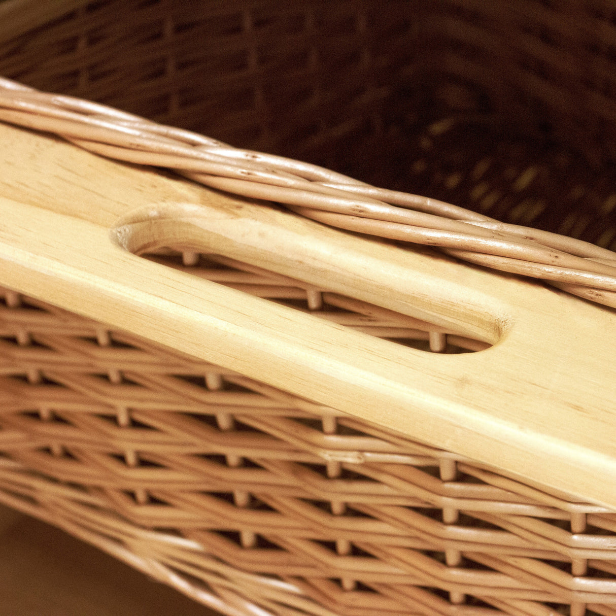 Panier coulissant en pin de 600 mm, tressé avec des poignées en bois, couleur miel, texture naturelle et design fonctionnel
