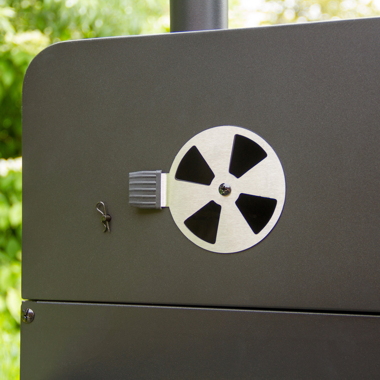 Grill et fumoir XL en métal noir, avec une grande ventilation en acier inoxydable et un design moderne, idéal pour barbecue en extérieur