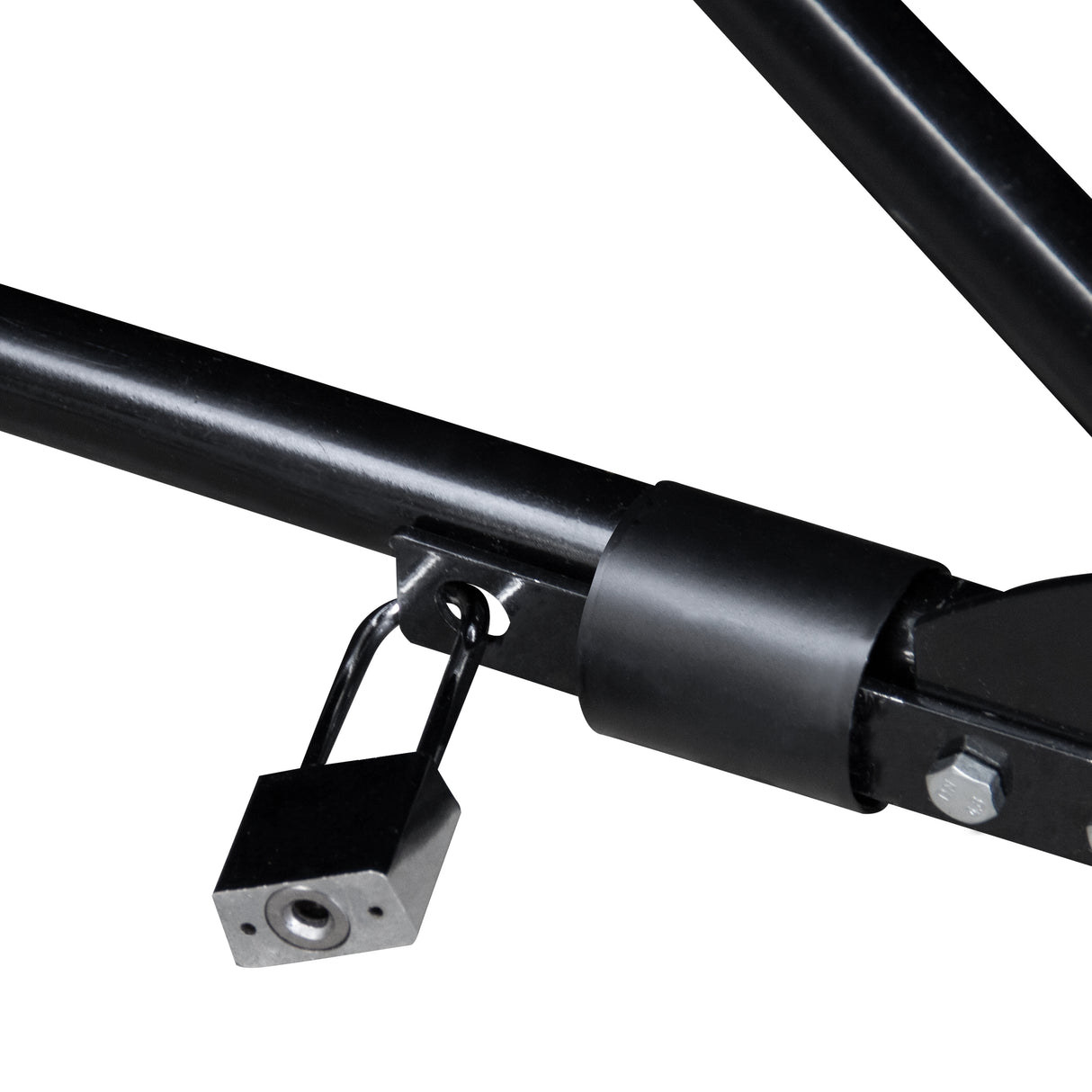 Détail du verrouillage en métal noir de la tente de rangement XL pour moto, montrant la robustesse et la sécurité de la structure