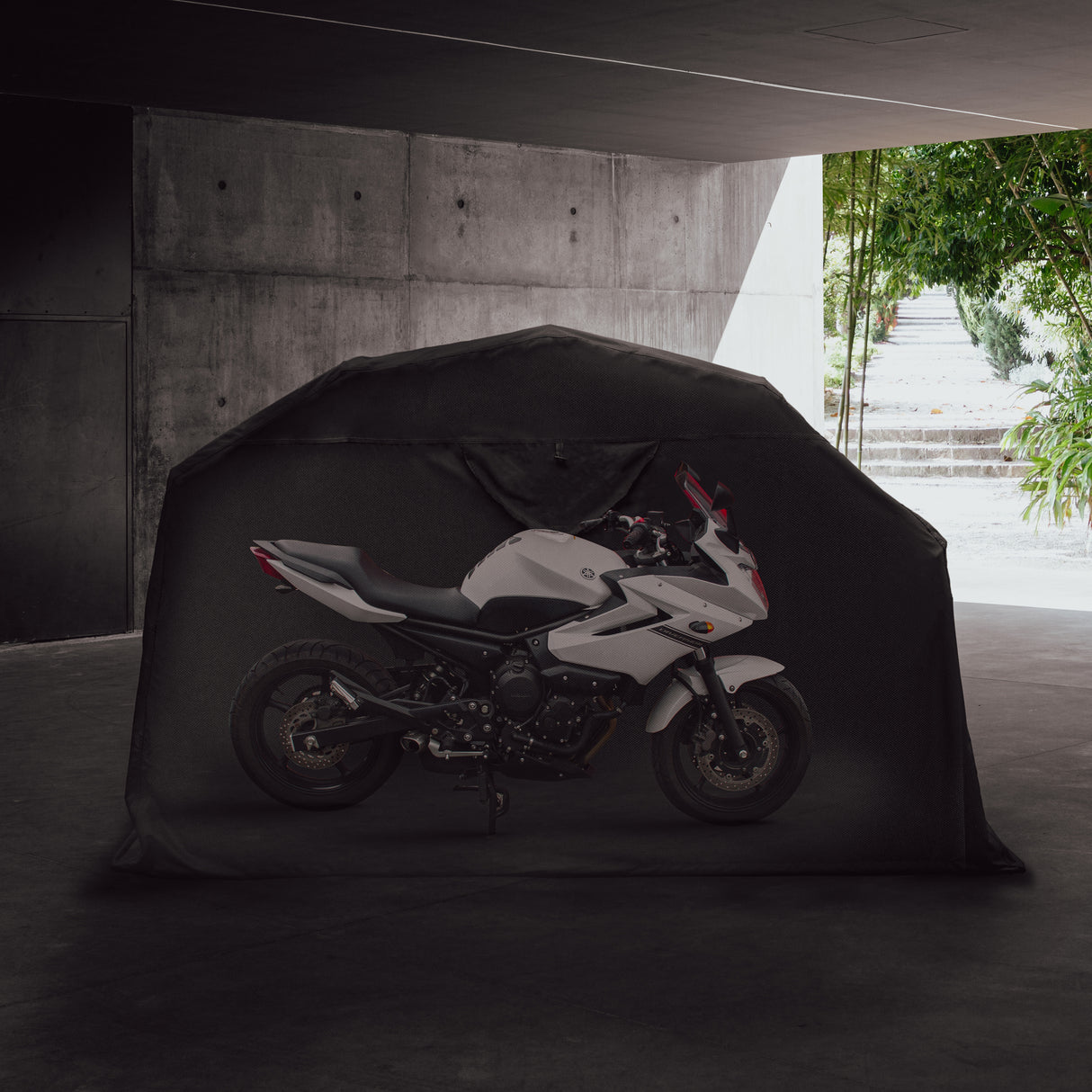 Tente de rangement XL pour moto, en tissu noir résistant, offrant une protection optimale contre les intempéries et la poussière