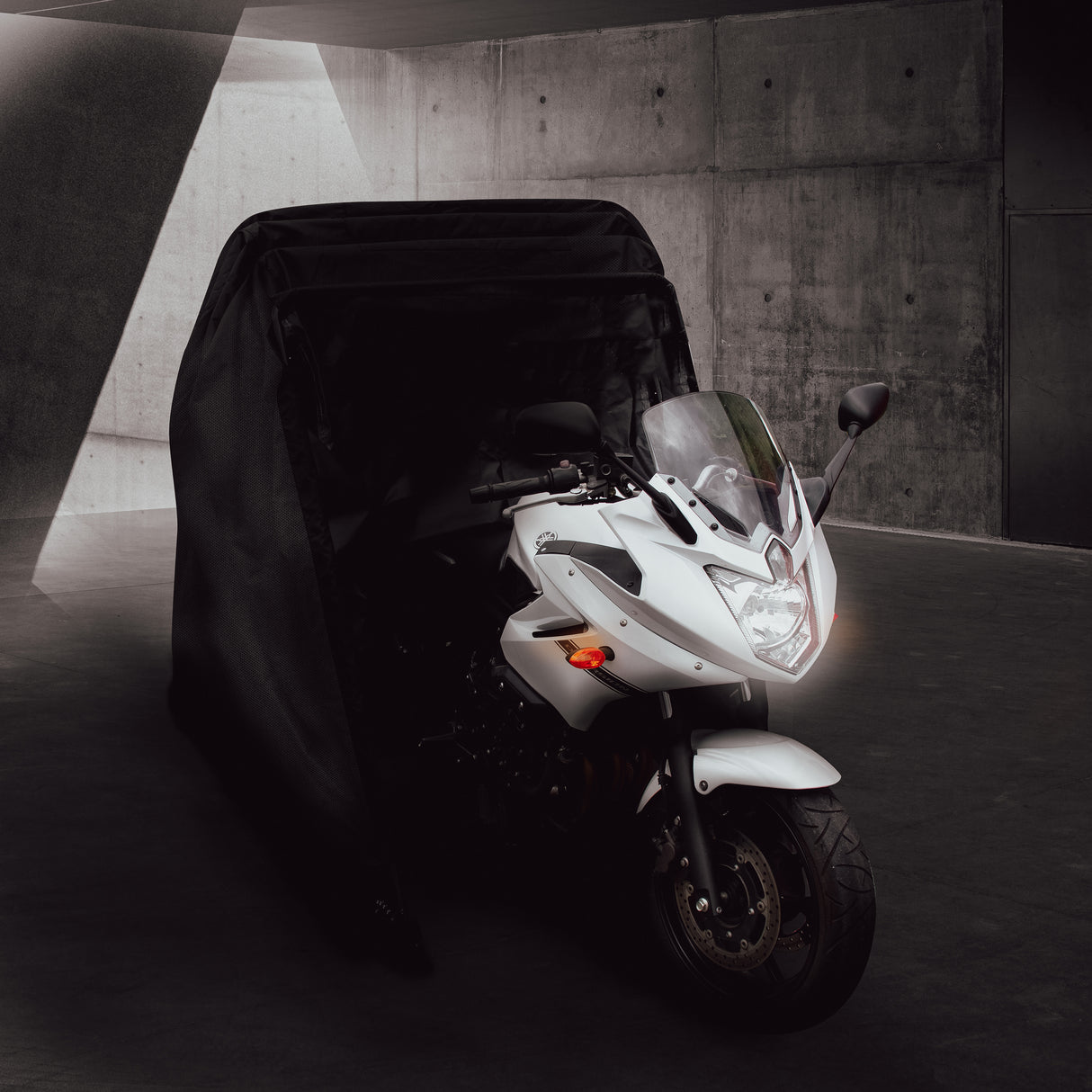 Tente de rangement XL noire pour moto, offrant une protection optimale avec un design élégant et résistant, idéale pour le stockage