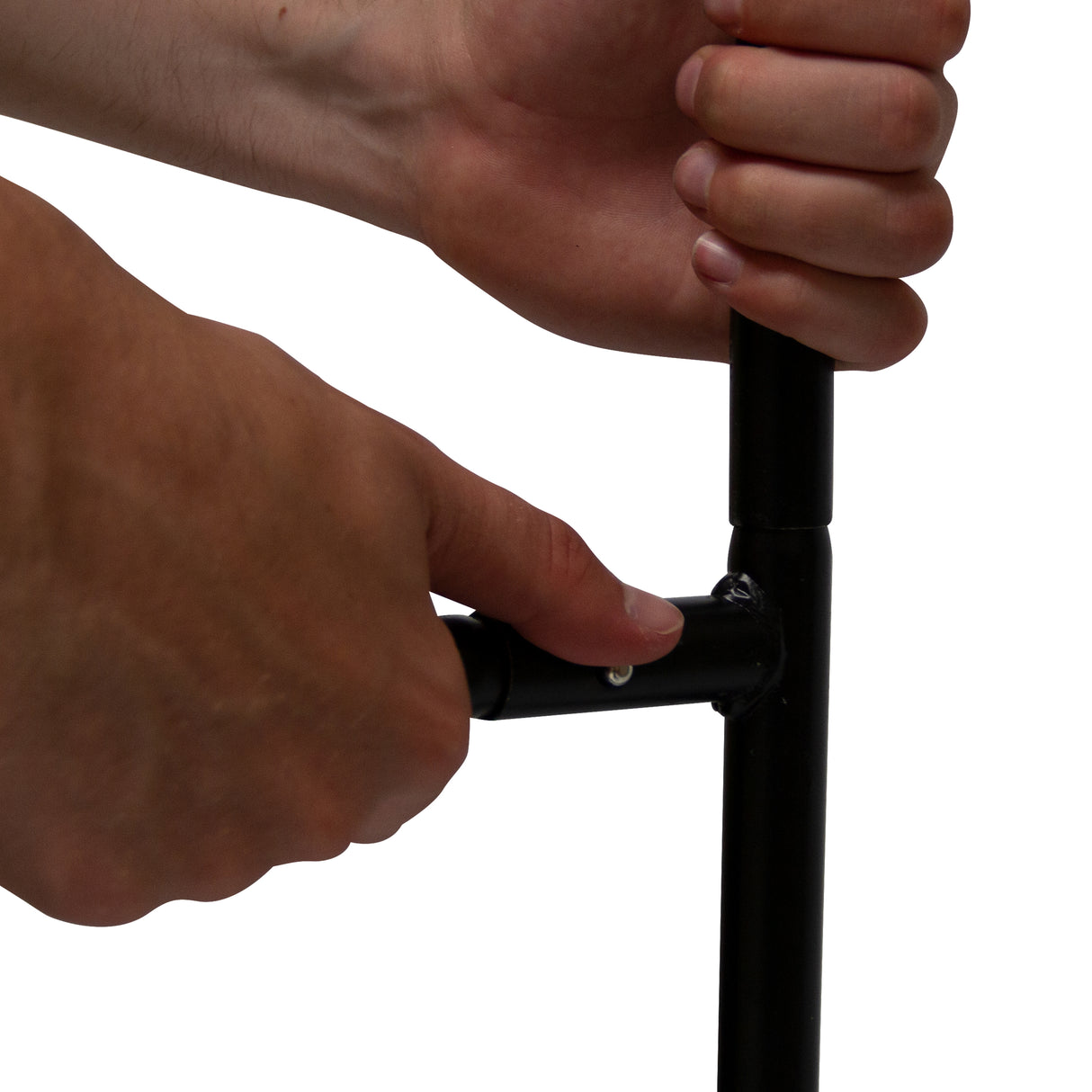 Main tenant une structure de tente garage pour vélo, montrant des mains ajustant un tube noir, avec un fond blanc minimaliste