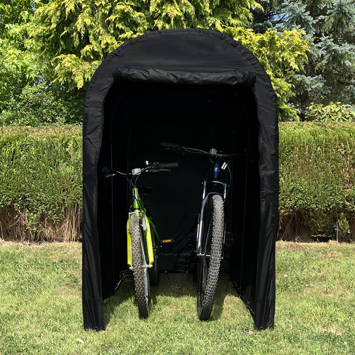 Tente garage noire pour vélo, avec deux vélos à l'intérieur, offrant une protection contre les intempéries et un accès facile