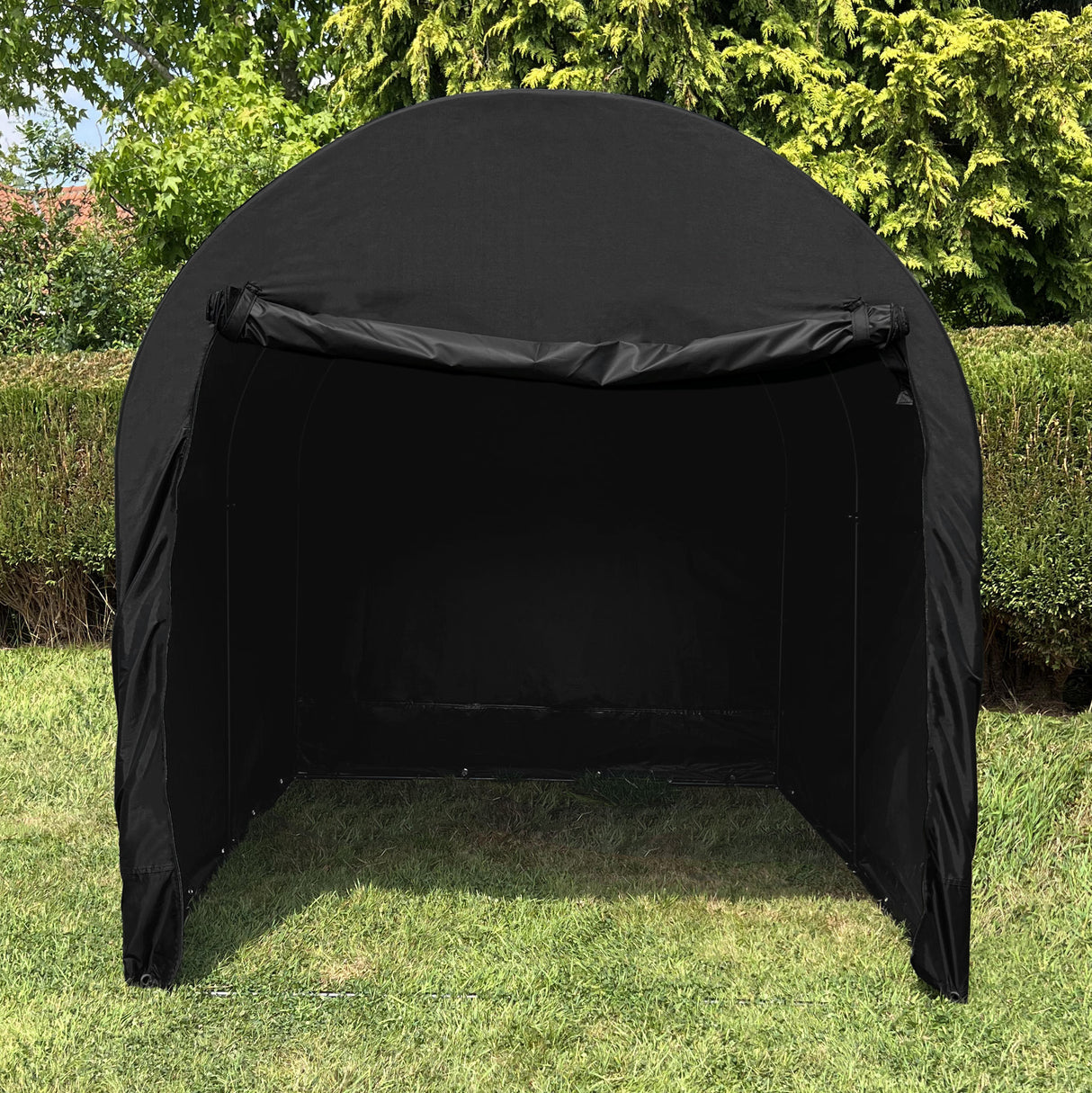 Tente garage XL pour vélo en tissu noir, forme arrondie, avec une ouverture frontale, idéale pour protéger les vélos des intempéries
