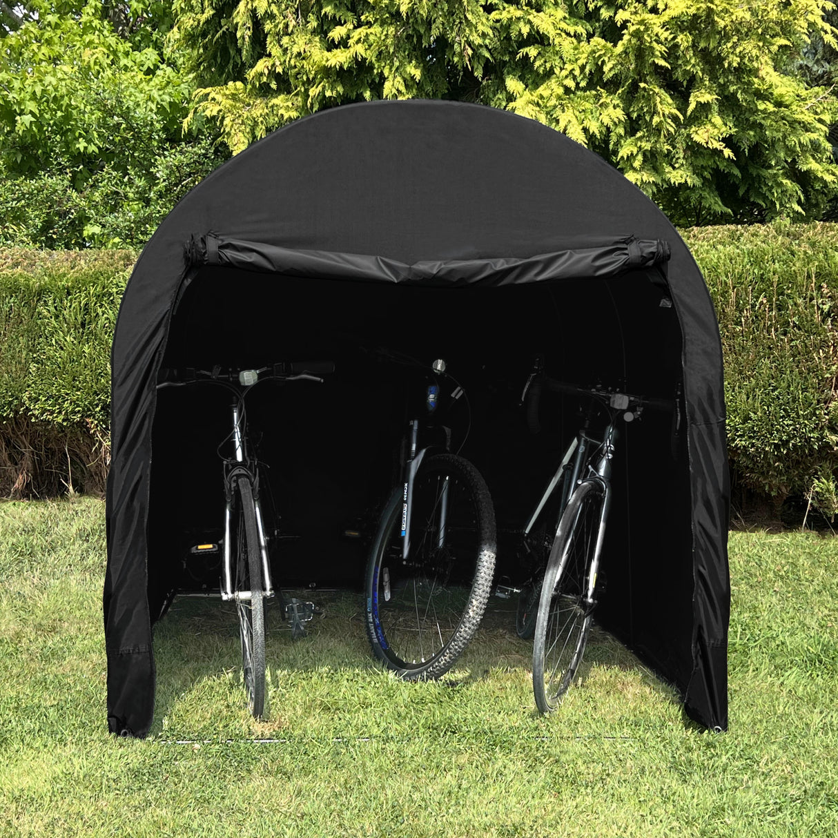 Tente garage XL noire pour vélo, offrant un abri spacieux et résistant aux intempéries, avec deux vélos à l'intérieur sur une pelouse verte