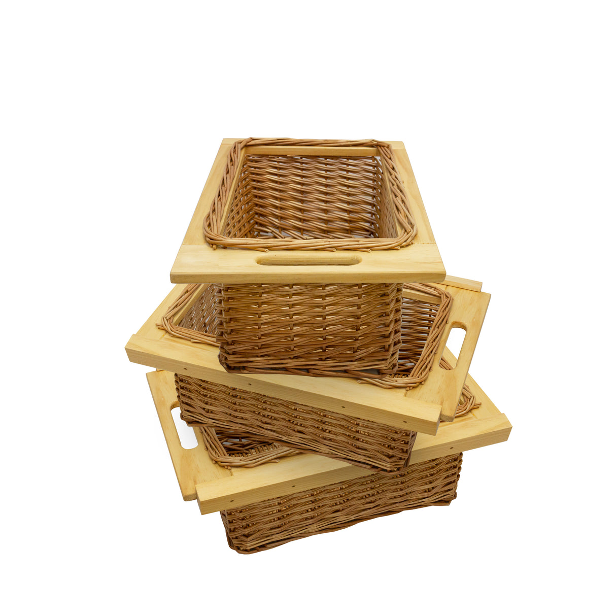 Trois paniers coulissants en pin, tressés en osier naturel, avec des poignées en bois, offrant une texture chaleureuse et pratique